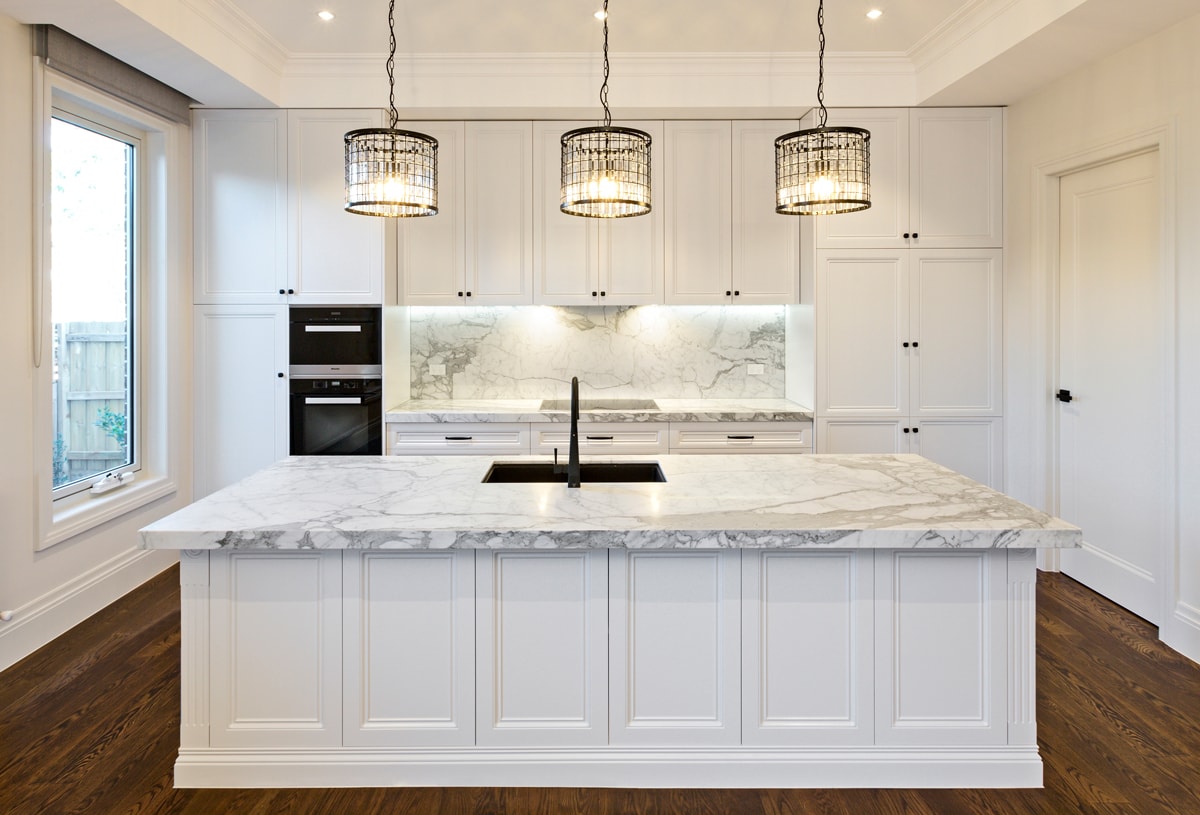 luxury-white-kitchen-with-marble-benchtop-and pendant-light