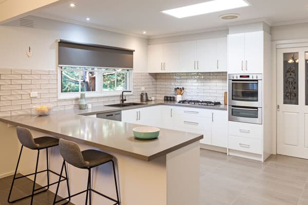 Contemporary Kitchen With Subway Tiles Splashback