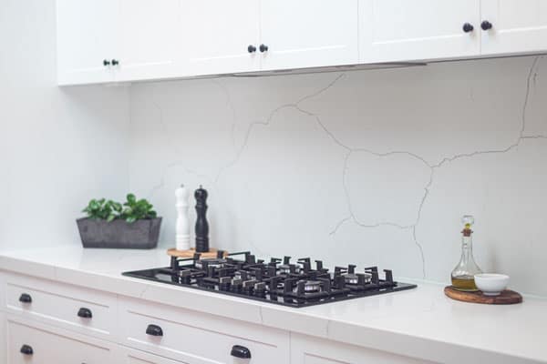 Hampton Kitchen With Stone Splashback