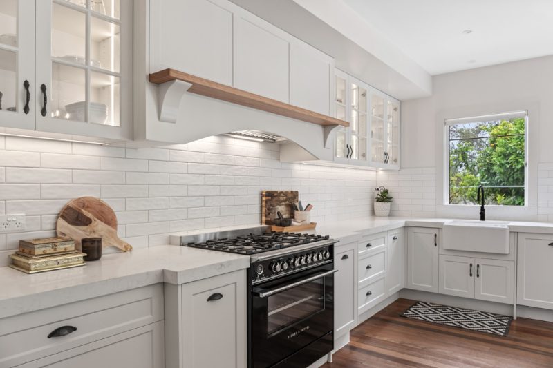 Custom white shaker kitchen in Templestowe with freestanding cooker and farmhouse sink
